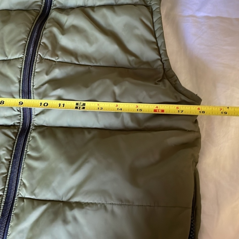 Cirrus puffer vest  size - Picture 11 of 12